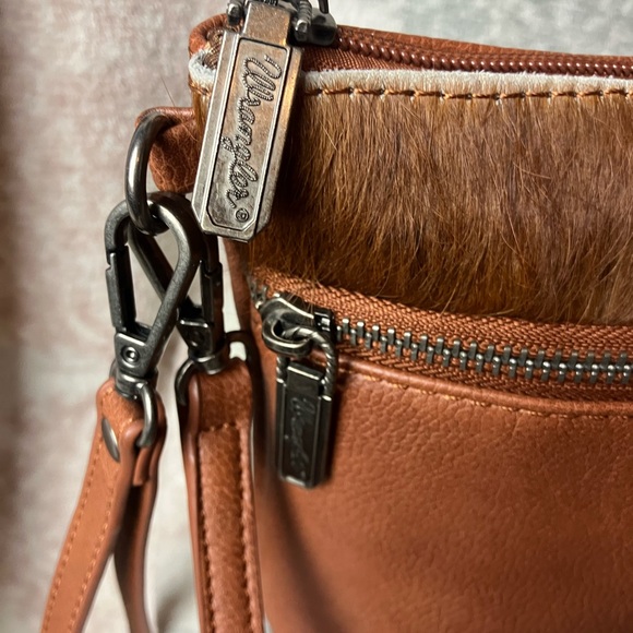 Wrangler Western cowhide crossbody bag - Picture 4 of 11